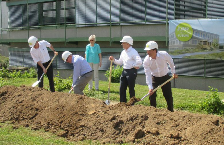 Grundsteinlegung KNF Erweiterung Bürogebäude
